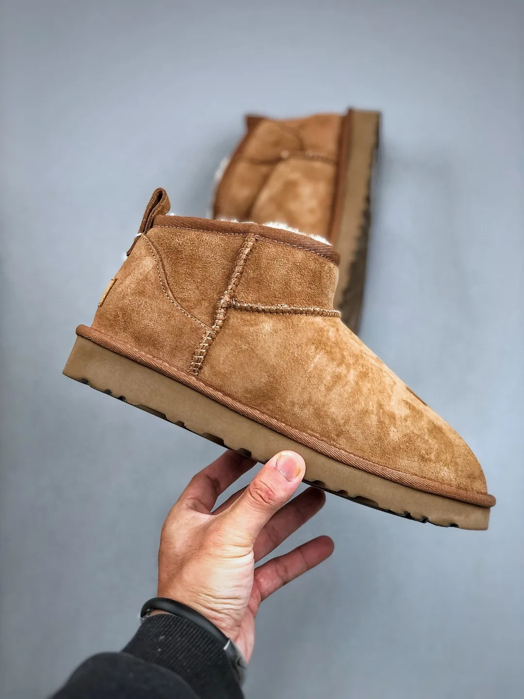 Local self-pickup 💰520 supports store placement. The top version on the market. UGG Mini thin-soled black short tube 1.5cm popular style. Produced by a major foreign trade factory in Guangzhou. Real sheep fur from toe to insole. Independent outer box packaging. Chip. Waterproof process. Different from any version on the market. 3cm thick sole, independently developed outsole, cashmere insole, keeping warm in winter, suitable for home use. In the new year, uug has launched a style series, which is partially geared towards the preferences of young consumers. It has also moved to the forefront of fashion trends. Shoe body material, water-repellent coated suede upper, 17mm UGGPURE™ implanted wool insole, lightweight non-slip and comfortable rubber outsole, with brand LOGO, and full packaging. Size: 35-44